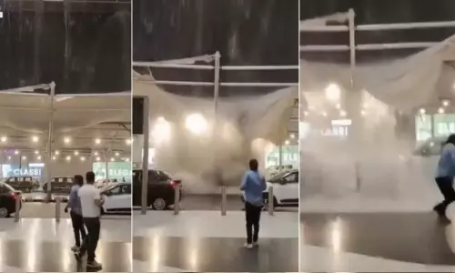 டெல்லியில் பேய்மழை.. விமான நிலைய கூரையை பிய்த்து உள்ளே கொட்டிய மழைநீர் - வீடியோ வைரல்