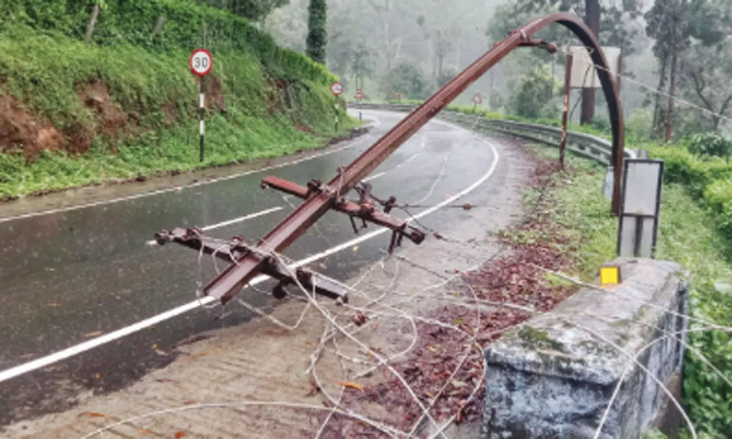 ரெட் அலர்ட் எதிரொலி - கோவை, நீலகிரியில் கொட்டித்தீர்த்த கனமழை ரெட் அலர்ட் எதிரொலி - கோவை, நீலகிரியில் கொட்டித்தீர்த்த கனமழை