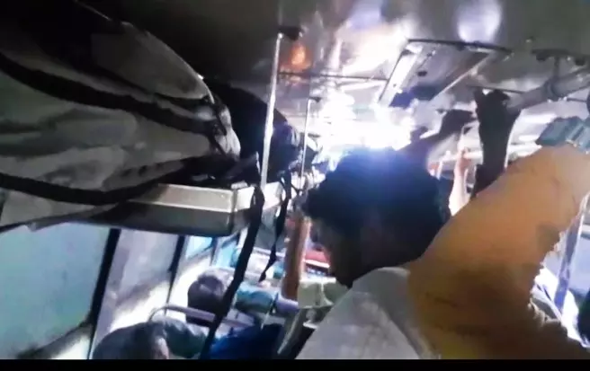 தாளவாடி அரசு பஸ்சில் மழைநீரில் நனைந்தபடி பயணித்த பயணிகள்