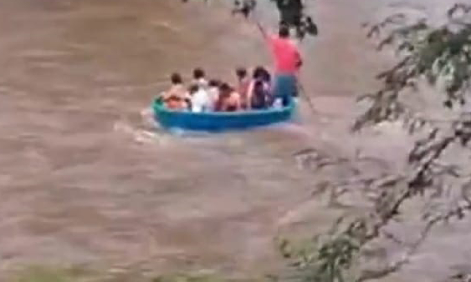 நீலகிரி பகுதியில் பலத்த மழை- மாயாற்றை ஆபத்தான முறையில் பரிசலில் கடக்கும் கிராம மக்கள் நீலகிரி பகுதியில் பலத்த மழை- மாயாற்றை ஆபத்தான முறையில் பரிசலில் கடக்கும் கிராம மக்கள்