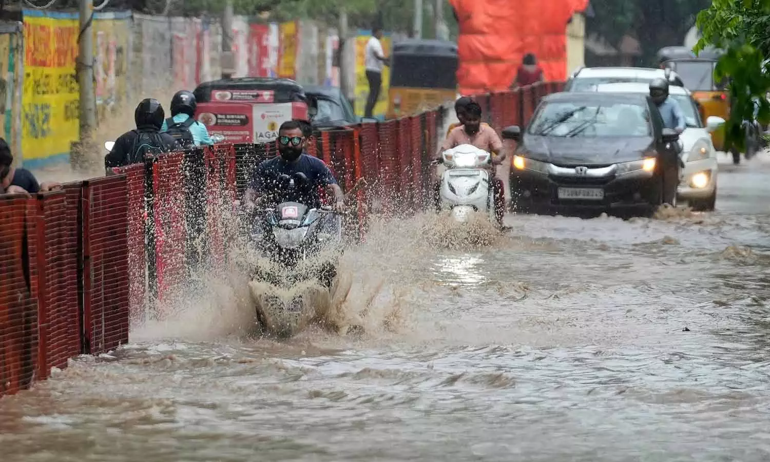 கேரளாவில் ரெட் மற்றும் ஆரஞ்சு அலர்ட்: 6 மாவட்டங்களுக்கு எச்சரிக்கை கேரளாவில் ரெட் மற்றும் ஆரஞ்சு அலர்ட்: 6 மாவட்டங்களுக்கு எச்சரிக்கை