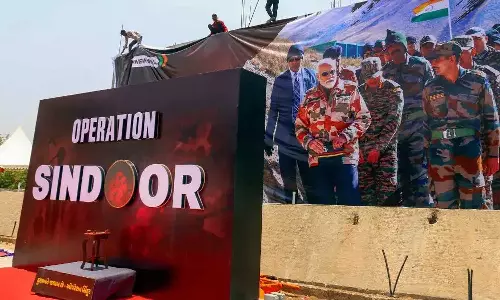 குஜராத்தில் பிரதமர் மோடியை வரவேற்க வைக்கப்பட்டுள்ள ஆபரேஷன் சிந்தூர் விளம்பர பதாகைகள்