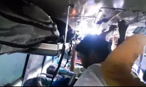 தாளவாடி அரசு பஸ்சில் மழைநீரில் நனைந்தபடி பயணித்த பயணிகள்