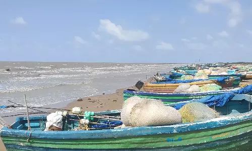 புயல் எச்சரிக்கை எதிரொலி: நெல்லை மாவட்டத்தில் நாட்டுப்படகு மீனவர்கள் மீன் பிடிக்க செல்லவில்லை