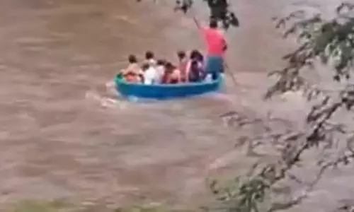 நீலகிரி பகுதியில் பலத்த மழை- மாயாற்றை ஆபத்தான முறையில் பரிசலில் கடக்கும் கிராம மக்கள்