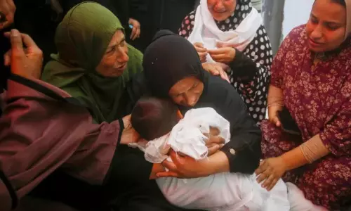 காசா: பள்ளி மீது குண்டுவீசிய இஸ்ரேல்.. குழந்தைகள் உட்பட 25 பேர் படுகொலை