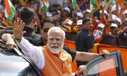 குஜராத்தில் பிரதமர் மோடி ரோடு ஷோ - கர்னல் சோபியா குரேஷி குடும்பத்தினர் வரவேற்பு