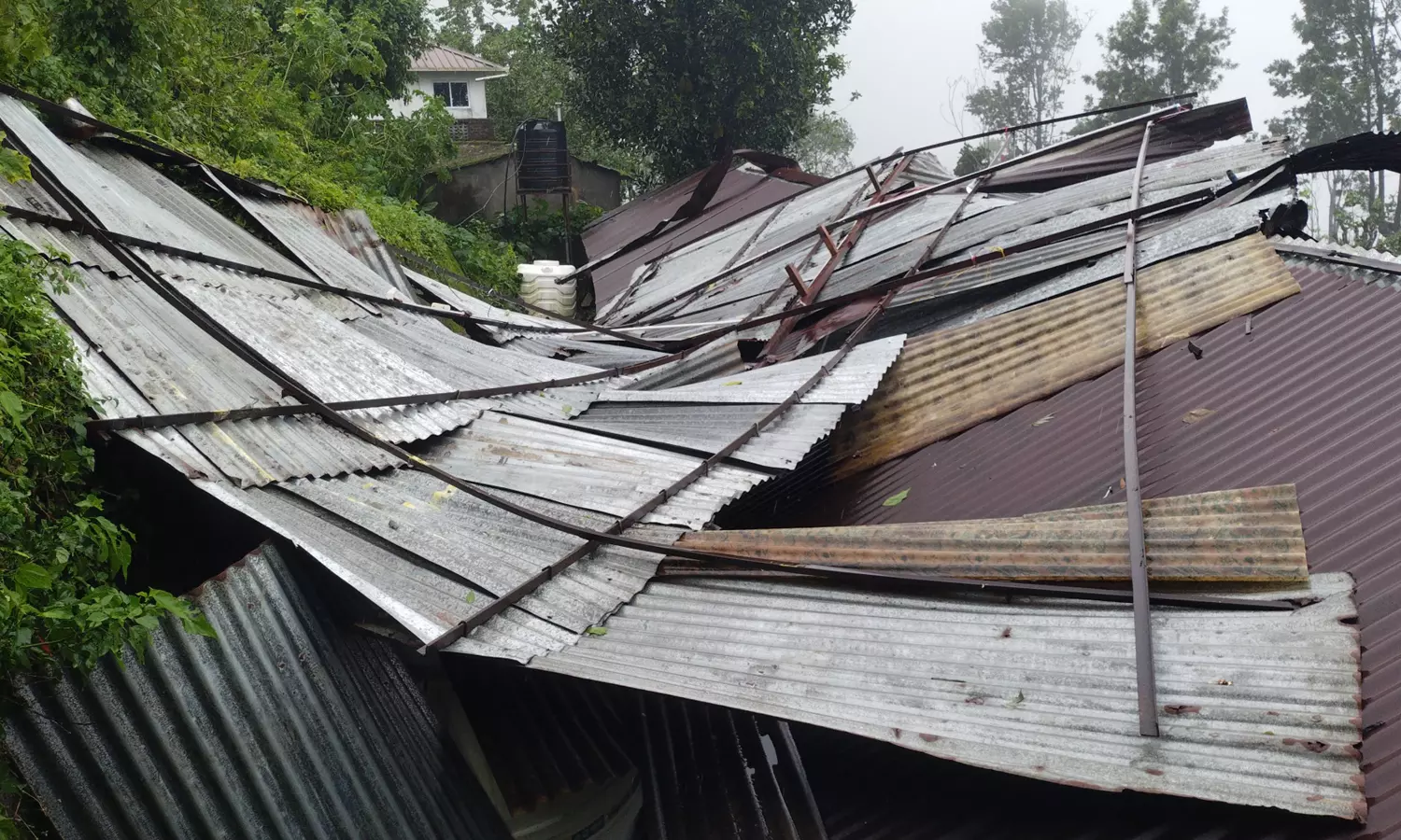 கோவையில் வெளுத்து வாங்கும் கனமழை: சூறாவளி காற்றுக்கு வீட்டின் மேற்கூரை சேதம்