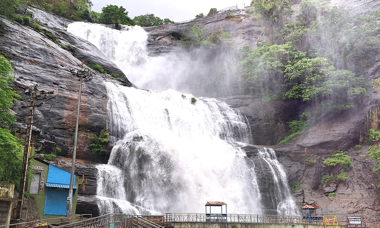 குற்றால அருவிகளில் 3-வது நாளாக சுற்றுலா பயணிகள் குளிக்க தடை