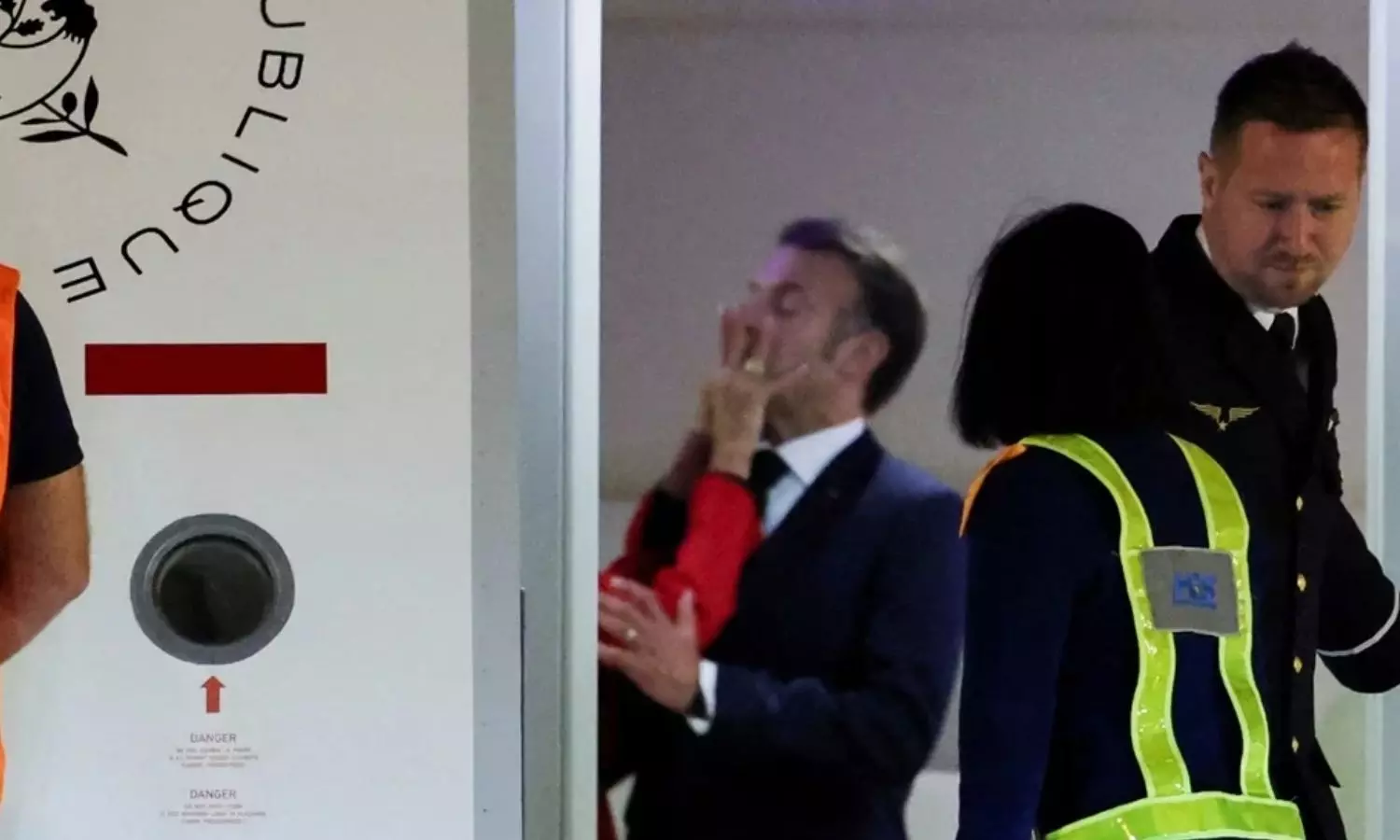 பிரான்ஸ் அதிபர் மேக்ரான் கன்னத்தில் அறைந்த மனைவி?.. விமானத்தில் பரபரப்பு சம்பவம் - வீடியோ வைரல்