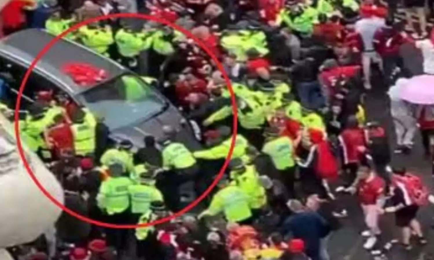 VIDEO: இங்கிலாந்து காலப்ந்து பிரீமியர் லீக் வெற்றி அணிவகுப்பில் புகுந்த கார் - 50 பேர் படுகாயம் -