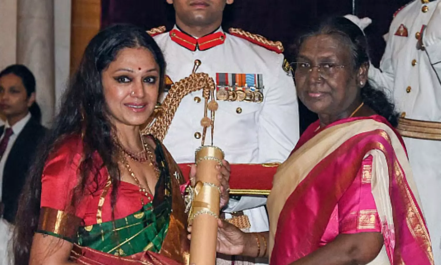 நடிகை ஷோபனாவுக்கு பத்ம பூஷன் விருது வழங்கி கௌரவித்த குடியரசு தலைவர்!