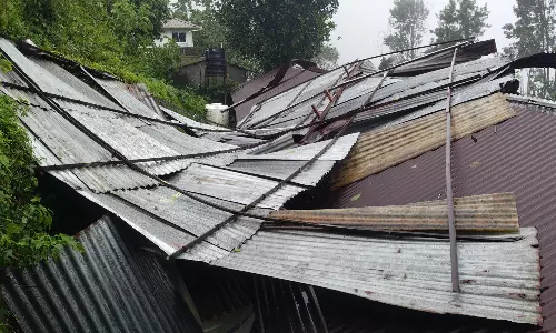 கோவையில் வெளுத்து வாங்கும் கனமழை: சூறாவளி காற்றுக்கு வீட்டின் மேற்கூரை சேதம்