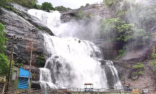 குற்றால அருவிகளில் 3-வது நாளாக சுற்றுலா பயணிகள் குளிக்க தடை