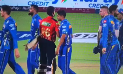 மும்பை தோல்வி: ஷ்ரேயாஸ் ஐயரை கண்டுகொள்ளாமல் சென்ற ஹர்திக்- வைரலாகும் வீடியோ