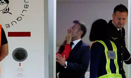 பிரான்ஸ் அதிபர் மேக்ரான் கன்னத்தில் அறைந்த மனைவி?.. விமானத்தில் பரபரப்பு சம்பவம் - வீடியோ வைரல்