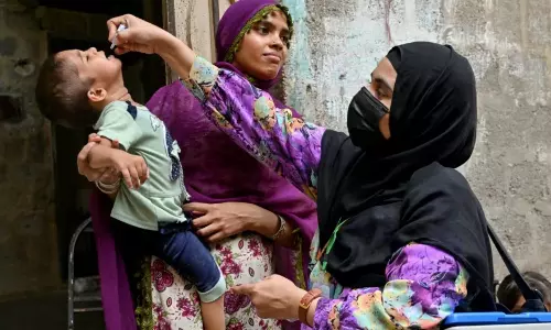 போலியோ தடுப்பூசி குழுவுக்கு பாதுகாப்பாக சென்ற போலீஸ் சுட்டுக்கொலை - பாகிஸ்தானில் பயங்கரம்