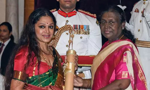 நடிகை ஷோபனாவுக்கு பத்ம பூஷன் விருது வழங்கி கௌரவித்த குடியரசு தலைவர்!