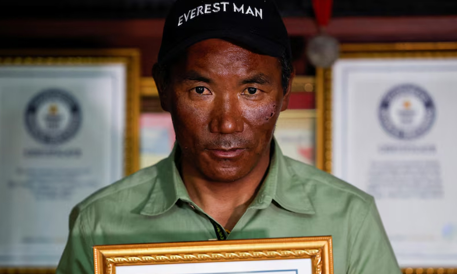 55 வயதில் 31-வது முறையாக எவரெஸ்ட் சிகரத்தில் ஏறி சாதனை படைத்த நபர் 55 வயதில் 31-வது முறையாக எவரெஸ்ட் சிகரத்தில் ஏறி சாதனை படைத்த நபர்