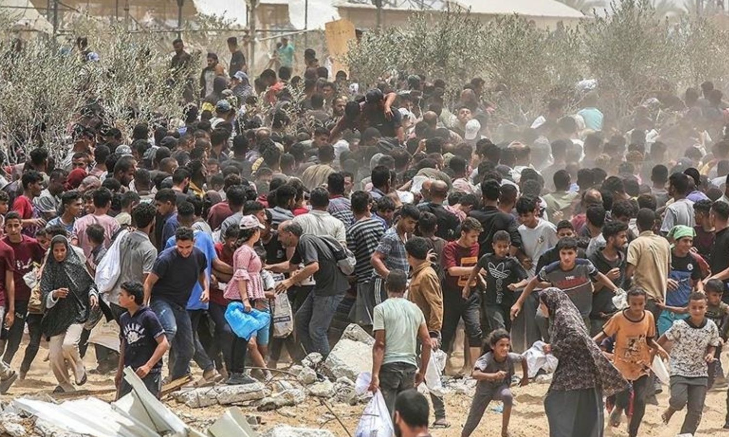 நிவாரண பொருட்களை வாங்க குவிந்த காசா மக்கள் மீது இஸ்ரேல் துப்பாக்கிச்சூடு.. ஒருவர் பலி - பலர் படுகாயம் நிவாரண பொருட்களை வாங்க குவிந்த காசா மக்கள் மீது இஸ்ரேல் துப்பாக்கிச்சூடு.. ஒருவர் பலி - பலர் படுகாயம்