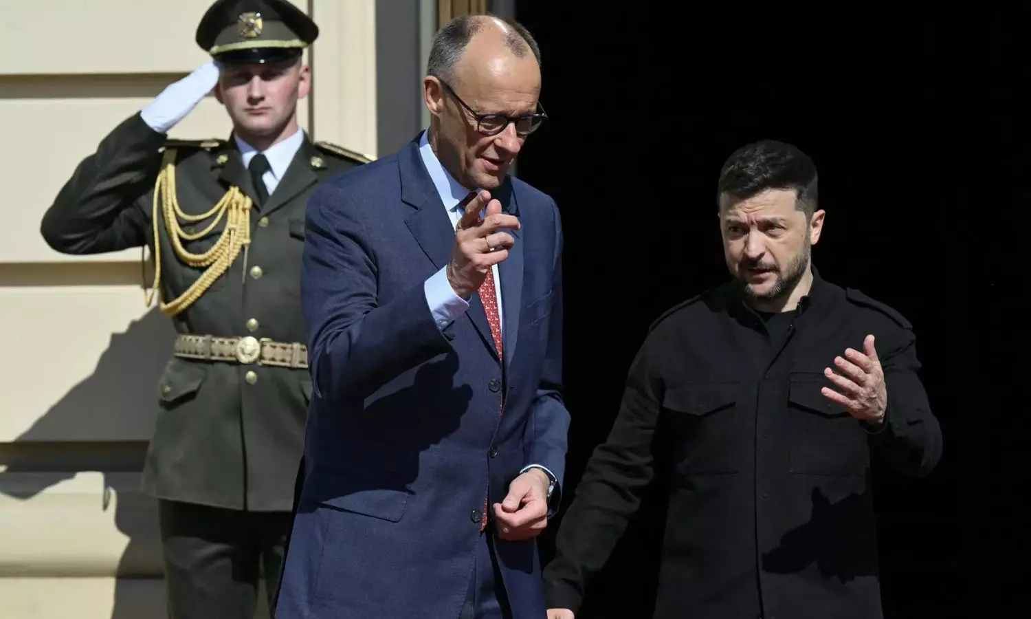 ஜெர்மனியில் ஜெலன்ஸ்கி..  ரஷியாவை எதிர்க்க உக்ரைனுக்கு கூடுதல் ராணுவ உதவி கேட்கிறார்!