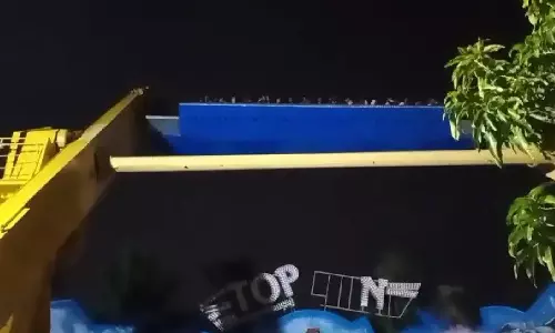 ராட்சத ராட்டினத்தில் அந்தரத்தில் தொங்கிய மக்கள் - பொழுதுபோக்கு மையத்தை மூட போலீஸ் உத்தரவு