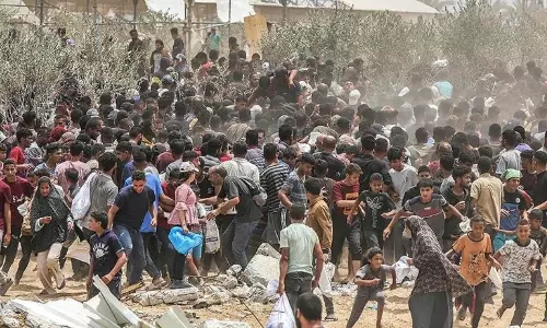 நிவாரண பொருட்களை வாங்க குவிந்த காசா மக்கள் மீது இஸ்ரேல் துப்பாக்கிச்சூடு.. ஒருவர் பலி - பலர் படுகாயம்