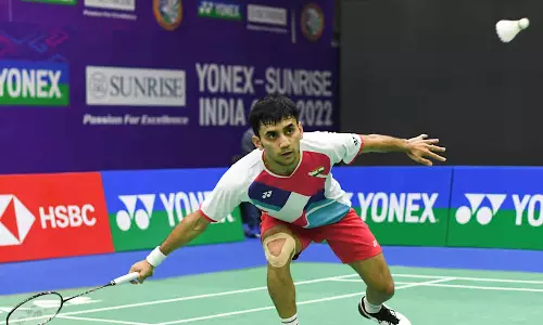 சிங்கப்பூர் ஓபன் பேட்மிண்டன்: காயம் காரணமாக பாதியில் வெளியேறிய லக்ஷயா சென்