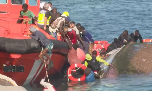 ஸ்பெயின் தீவு அருகே புலம்பெயர்ந்தோர் படகு கவிழ்ந்து பெண்கள் உள்பட 7 பேர் உயிரிழப்பு