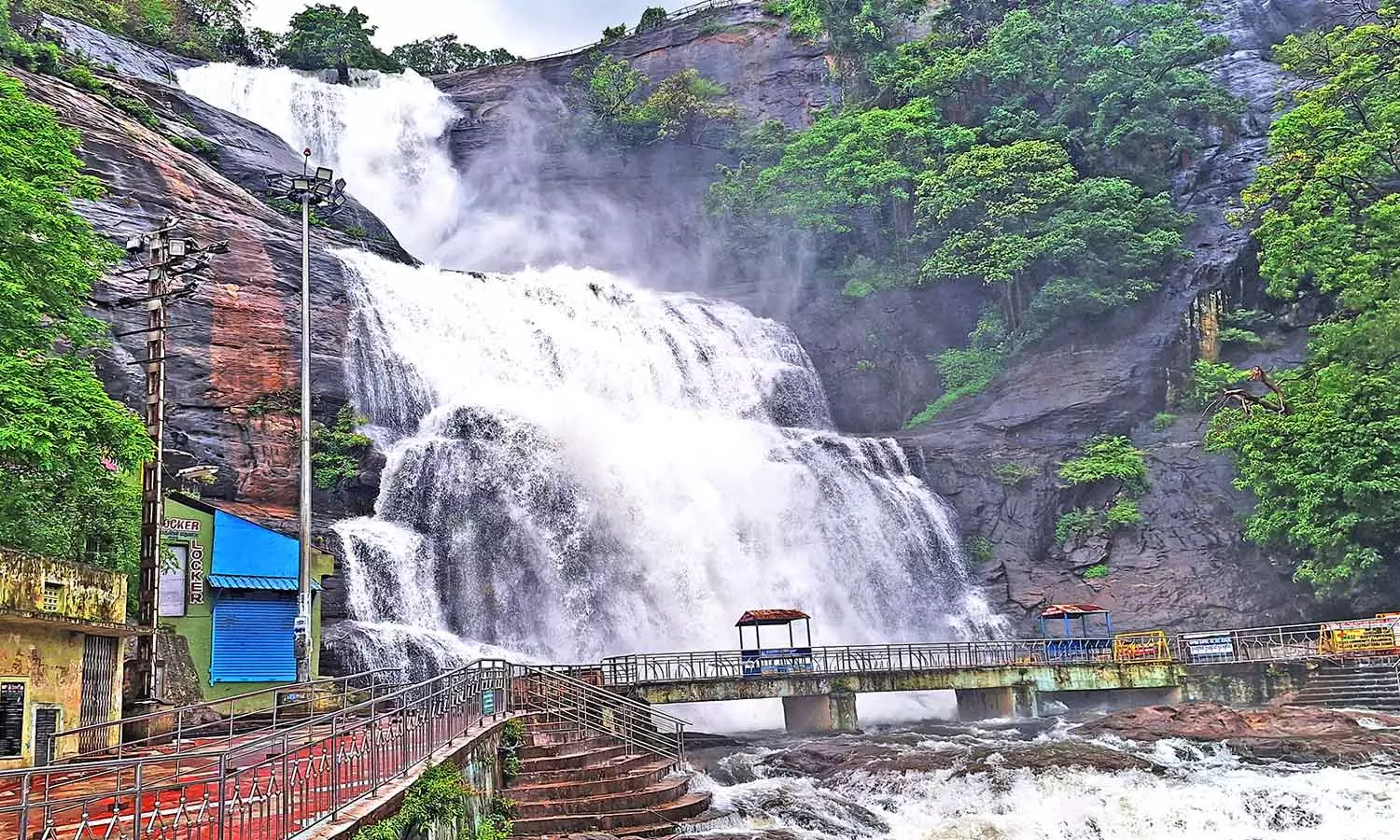 குற்றால அருவிகளில் குளிக்க 5-வது நாளாக தடை நீட்டிப்பு