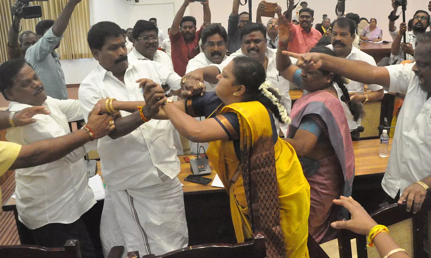 சேலம் மாநகராட்சி கூட்டத்தில் அ.தி.மு.க. தலைவரை கன்னத்தில் அறைந்த தி.மு.க. பெண் கவுன்சிலர்