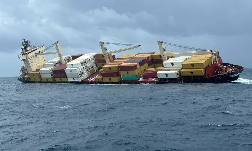 நடுக்கடலில் கவிழ்ந்த கப்பல்- மாநில பேரிடராக அறிவித்த கேரளா