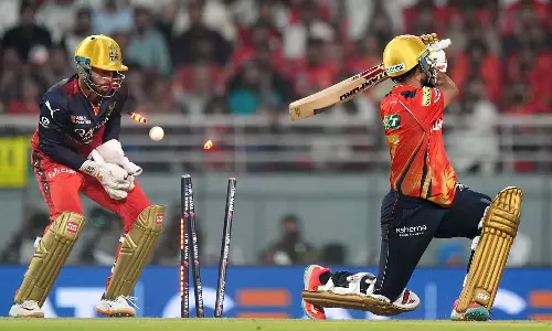 அனல் பறந்த ஆர்சிபி பந்து வீச்சு- 60 ரன்களுக்குள் 7 விக்கெட்டுகளை இழந்து பஞ்சாப் திணறல்