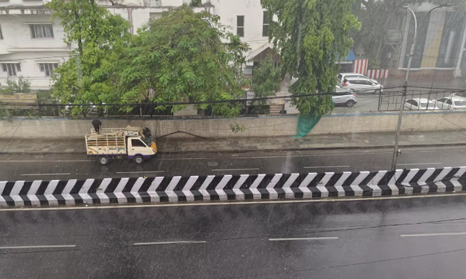 சென்னை மற்றும் புறநகர் பகுதிகளில் மழை சென்னை மற்றும் புறநகர் பகுதிகளில் மழை