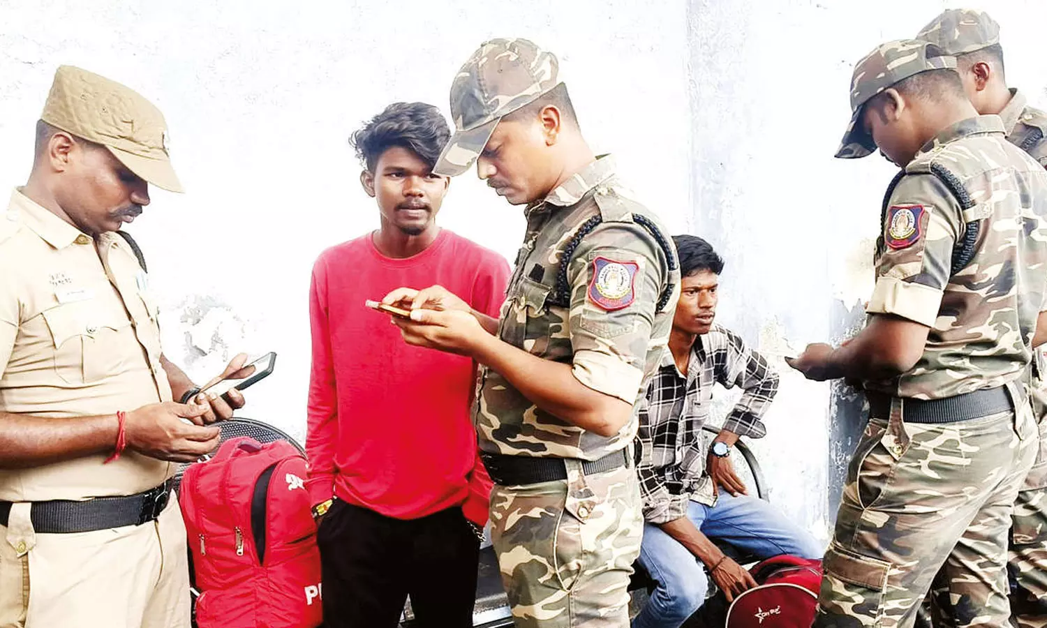 வங்கதேசத்தினர் ஊடுருவல்? - திருப்பூரில் போலீசார் தீவிர கண்காணிப்பு வங்கதேசத்தினர் ஊடுருவல்? - திருப்பூரில் போலீசார் தீவிர கண்காணிப்பு