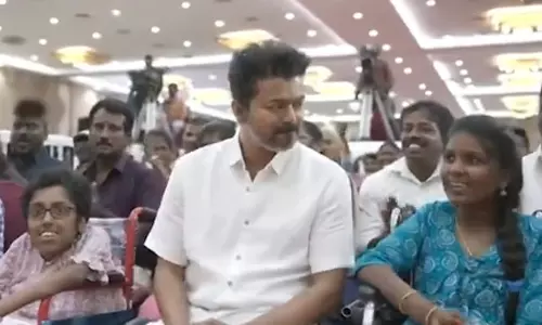 கல்வி விருது விழா - மாற்றுத்திறனாளி மாணவர்களுடன் உரையாடிய விஜய்