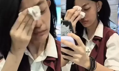 VIDEO: ஏர்போர்ட்டில் அடையாளம் தெரியாத அளவுக்கு மேக் அப்.. பாஸ்போர்ட் படம் போல வரும் வரை துடைத்த பெண்