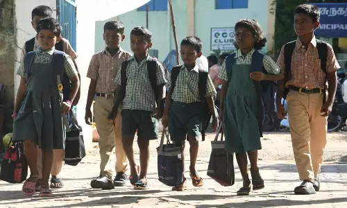 தமிழகத்தில் பள்ளிகள் திறப்பு ஒத்திவைப்பு? தமிழக அரசு விளக்கம்