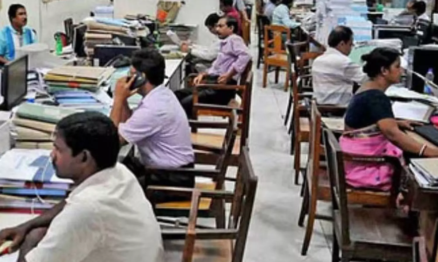 தமிழக அரசுப் பணிகளில் இருந்து இன்று ஒரே நாளில் 8,144 பேர் ஓய்வு