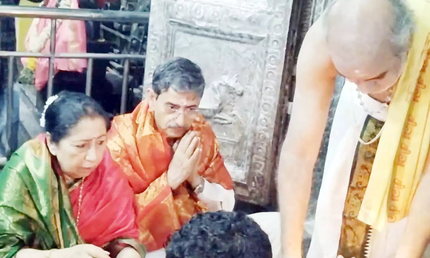 22 புண்ணிய தீர்த்தங்களில் நீராடல்: ராமேசுவரம் கோவிலில் கவர்னர் ஆர்.என்.ரவி சுவாமி தரிசனம் 22 புண்ணிய தீர்த்தங்களில் நீராடல்: ராமேசுவரம் கோவிலில் கவர்னர் ஆர்.என்.ரவி சுவாமி தரிசனம்
