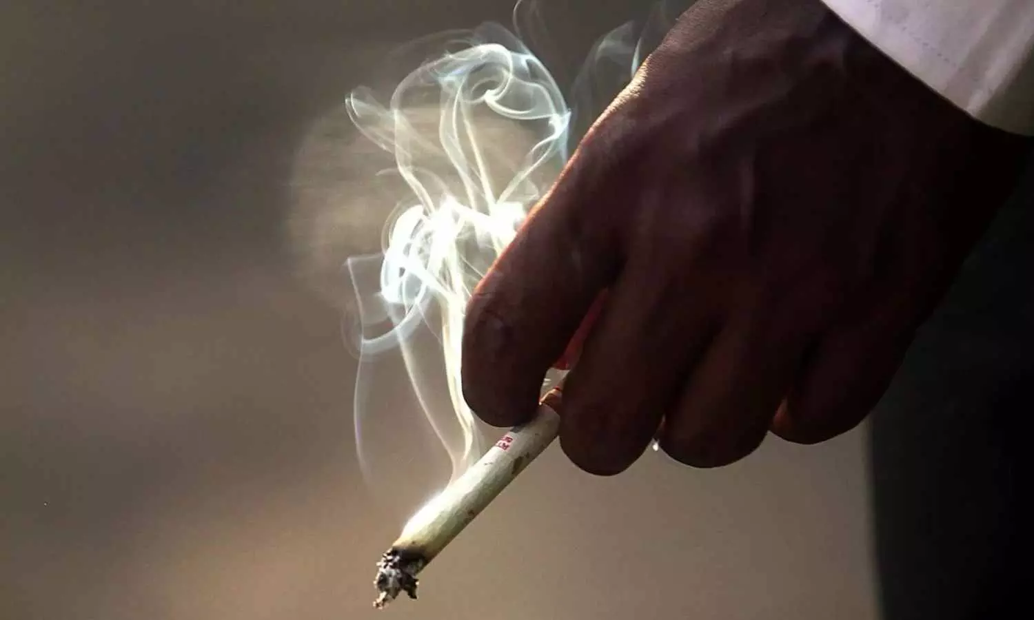 புகையிலை பயன்படுத்துவதற்கான வயது உச்சவரம்பை 21 ஆக உயர்த்தியது கர்நாடகா..!