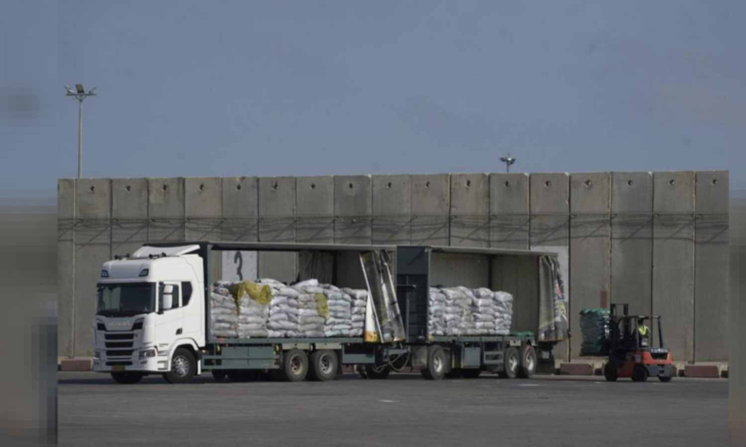 பட்டினியால் தவிப்பு: ஐ.நா. டிரக்குகளை வழிமறித்து, உணவுப் பொருட்களை அள்ளிச்சென்ற பாலஸ்தீன மக்கள்..!