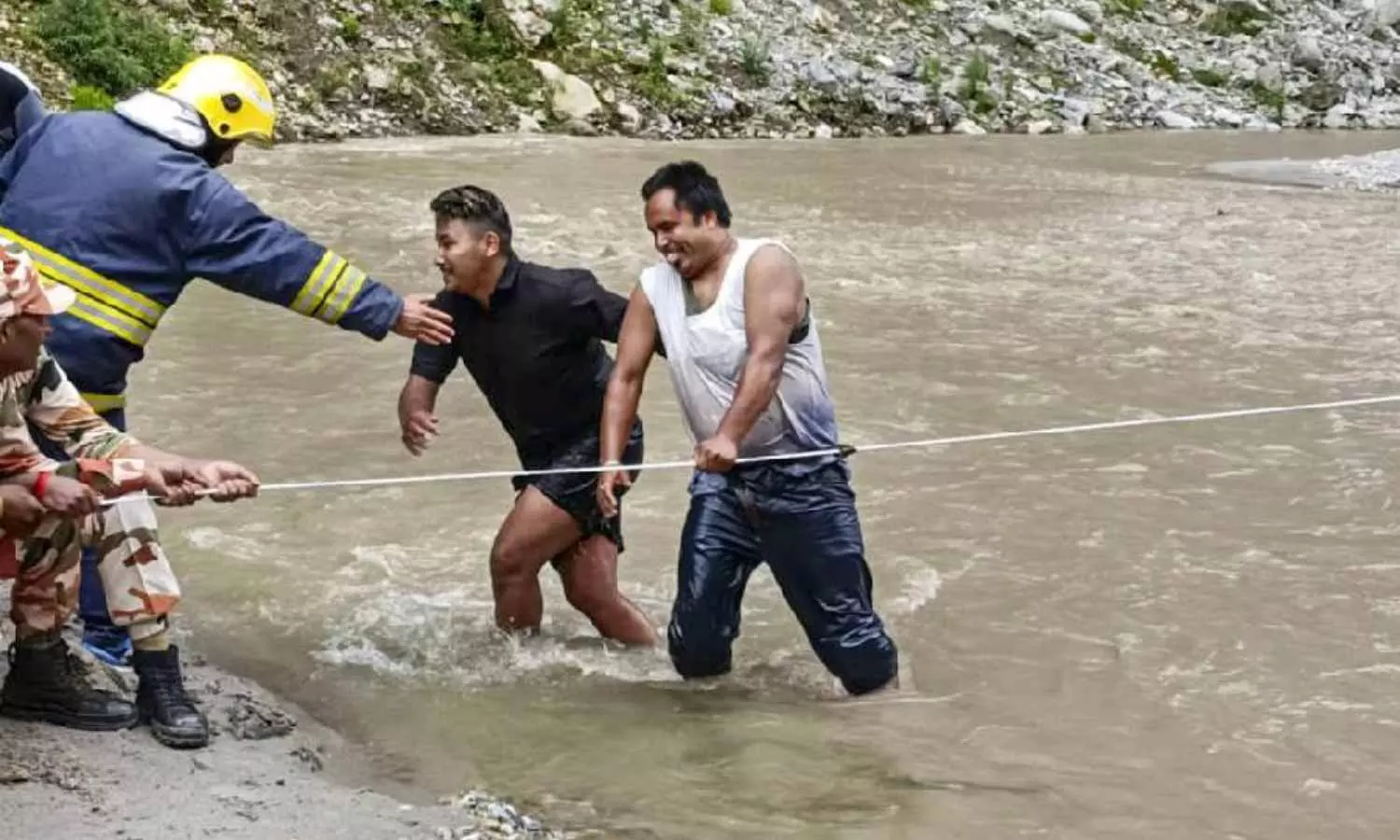 சிக்கிமில் இடைவிடாத கனமழை: 500 சுற்றுலாப் பயணிகள் சிக்கித் தவிப்பு- மாயமான 8 பேரை தேடும் பணி நிறுத்தம்