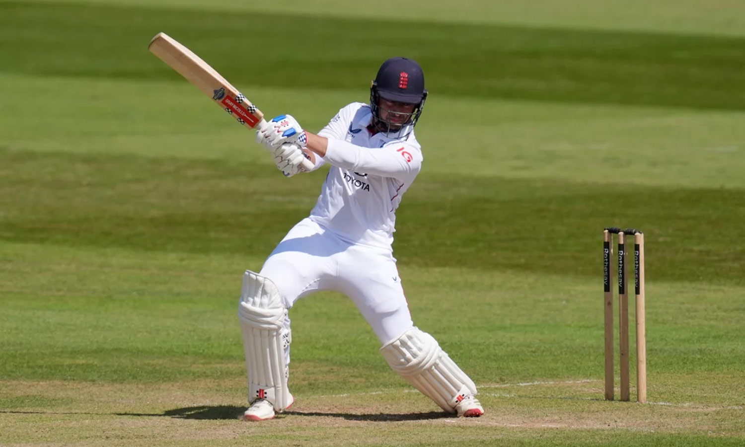 முதல் இன்னிங்சில் இந்தியா 557 ரன்கள் குவிப்பு: இரண்டாம் நாள் முடிவில் இங்கிலாந்து 273/2