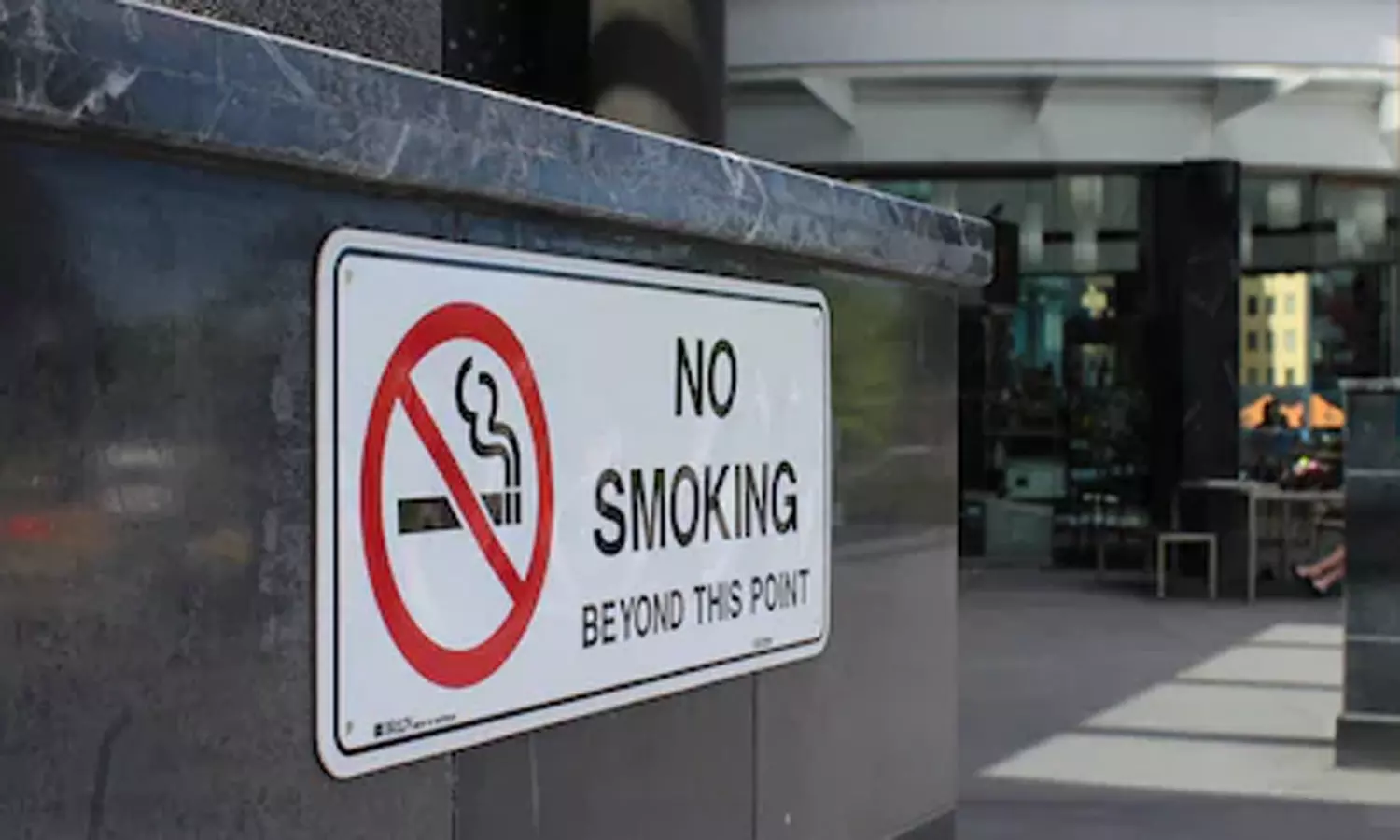 பிரான்சில் பள்ளிக்கூடம், பூங்கா, பீச் அருகே புகைபிடிக்க தடை