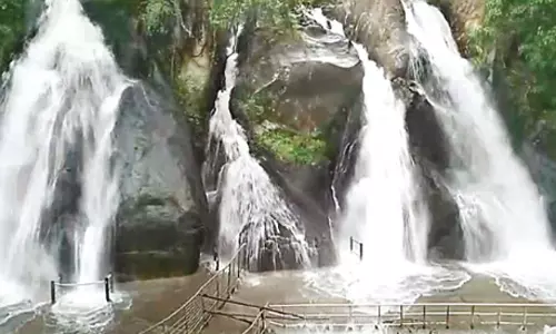 குற்றாலத்தில் 7-வது நாளாக குளிக்க தடை... சுற்றுலா பயணிகள் ஏமாற்றம்