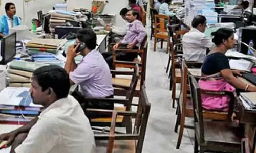 தமிழக அரசுப் பணிகளில் இருந்து இன்று ஒரே நாளில் 8,144 பேர் ஓய்வு