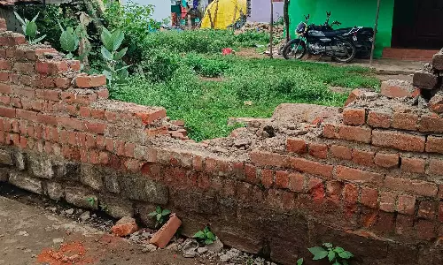 ஊருக்குள் புகுந்து சுற்றுச்சுவரை இடித்து சேதப்படுத்திய ஒற்றை யானை - கிராம மக்கள் பீதி