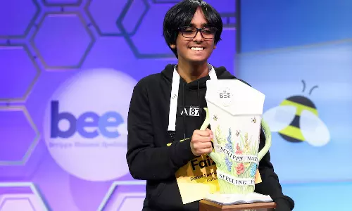 அமெரிக்காவில் நடந்த ஸ்பெல்லிங் பீ போட்டி: சாம்பியனான இந்திய வம்சாவளி மாணவர்