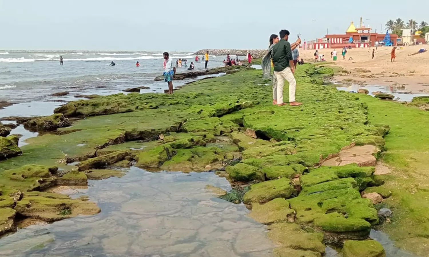 திருச்செந்தூரில் கடல் 60 அடி தூரம் உள்வாங்கியது